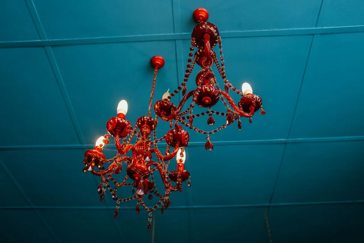 Lustre vénitien en verre de Murano rouge suspendu au plafond